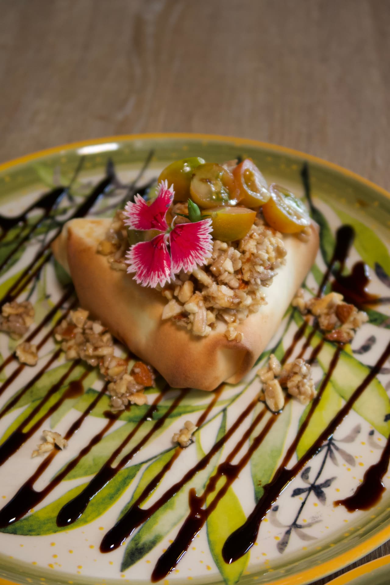 Burrito con nueces y flores comestibles