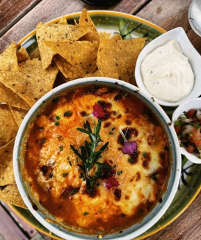 Nachos de la casa con dip de queso