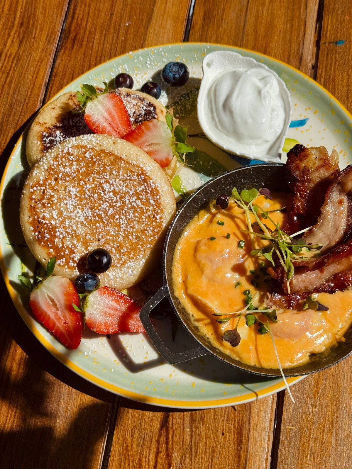 Brunch de la casa: huevos, pancakes y tocineta
