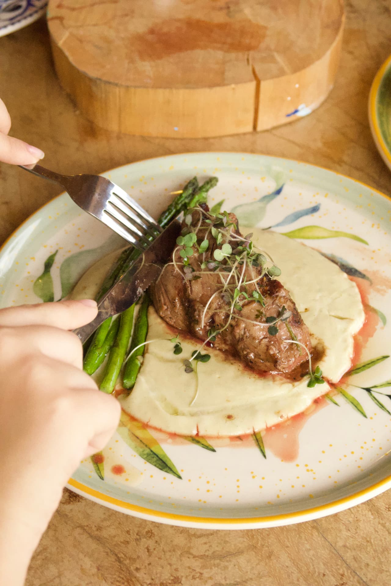 Filete con puré y espárragos