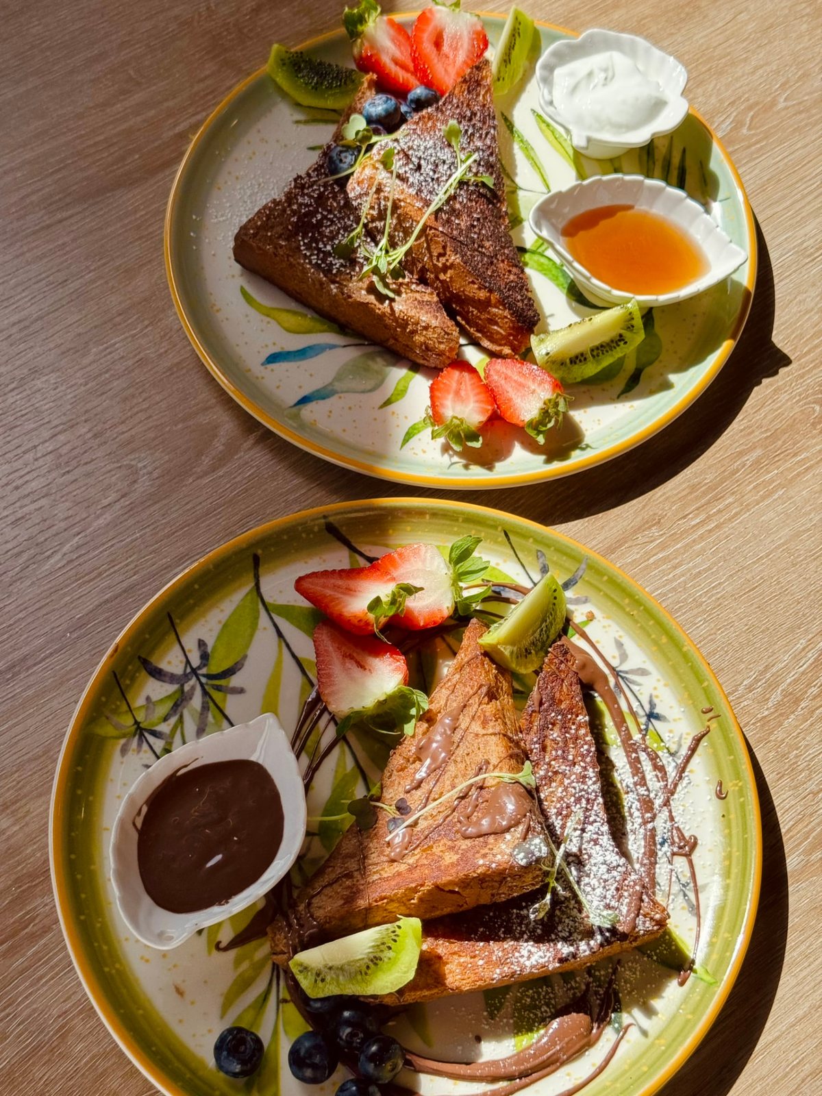 Tostadas francesas con frutas frescas