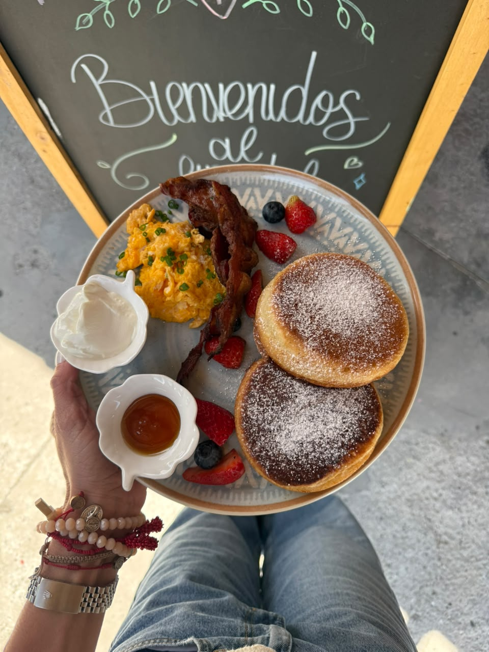Brunch de la casa: pancakes, huevos y tocineta