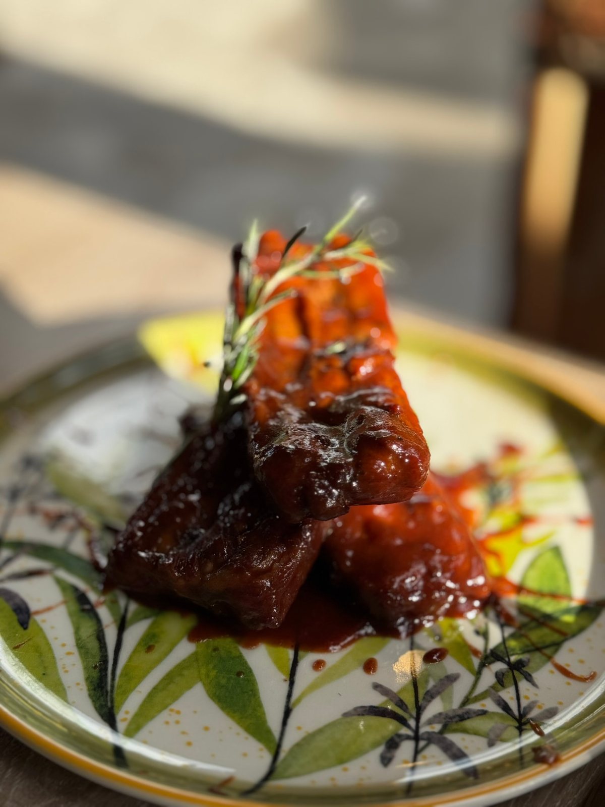 Costillas glaseadas de la casa