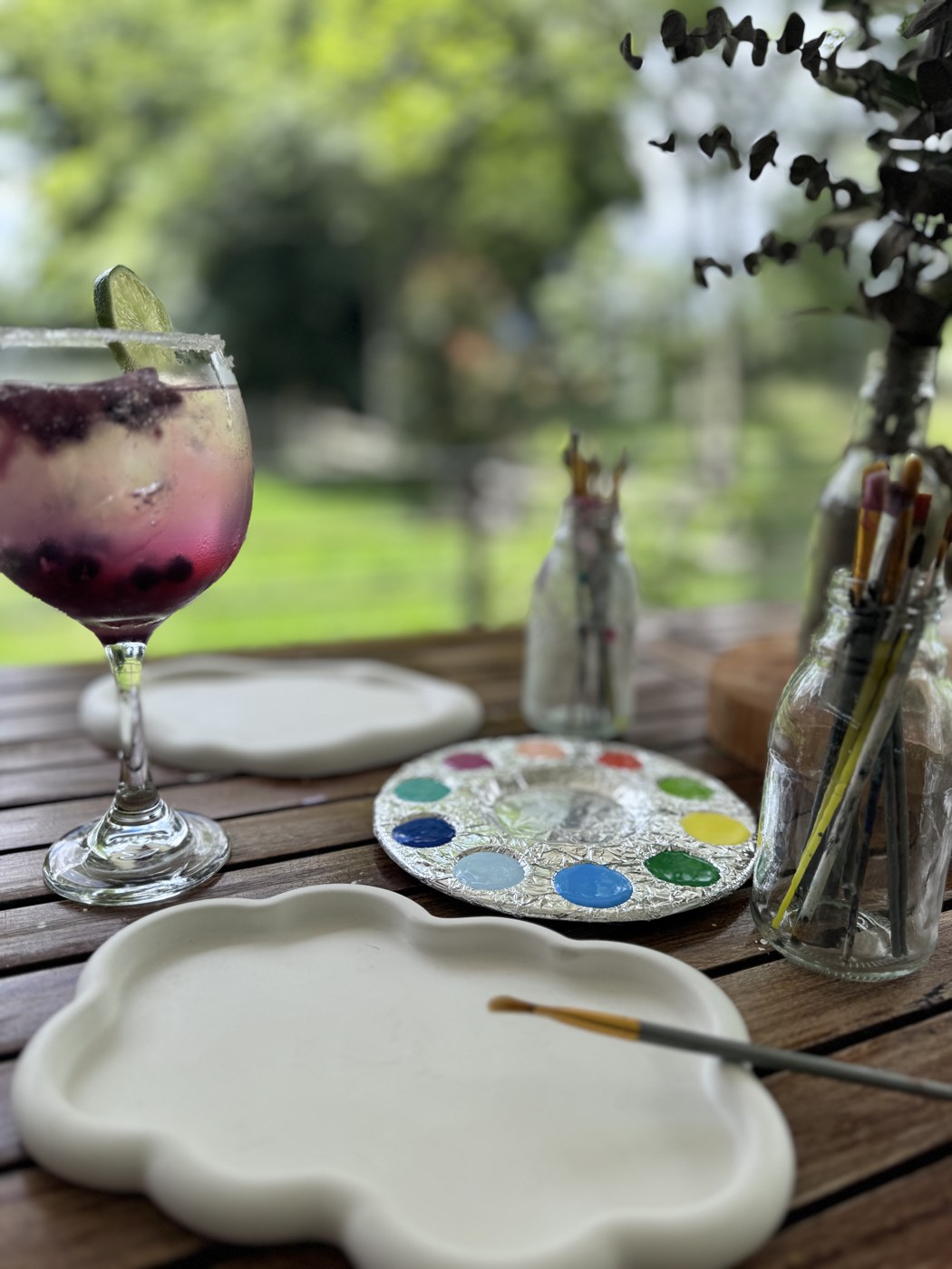 Momento de pintura de cerámica acompañado de una bebida de la casa