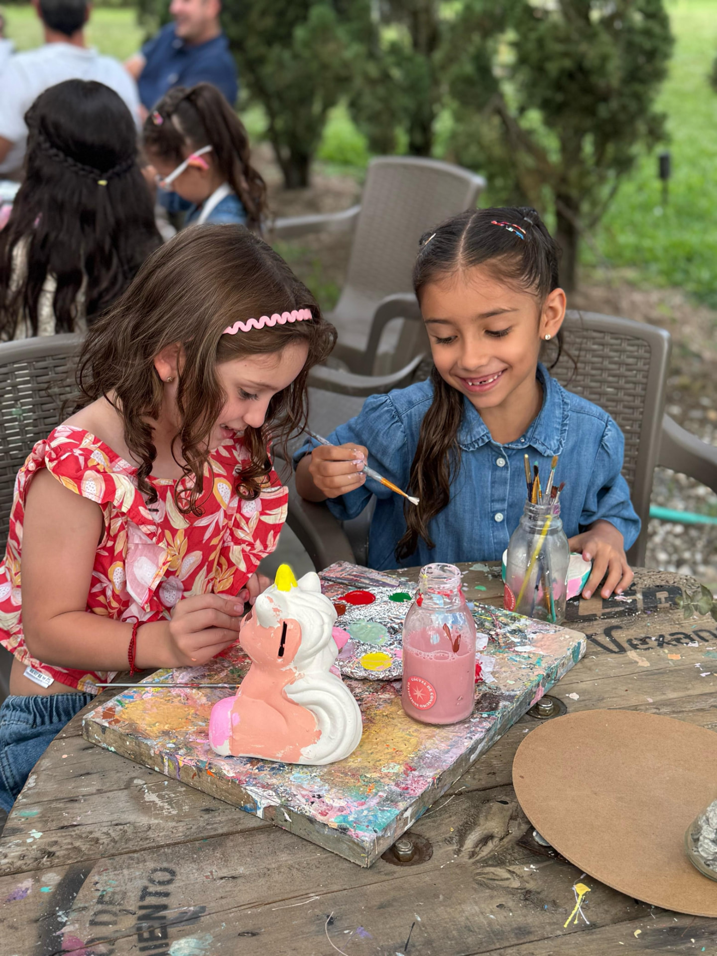 Niñas pintando cerámica juntas