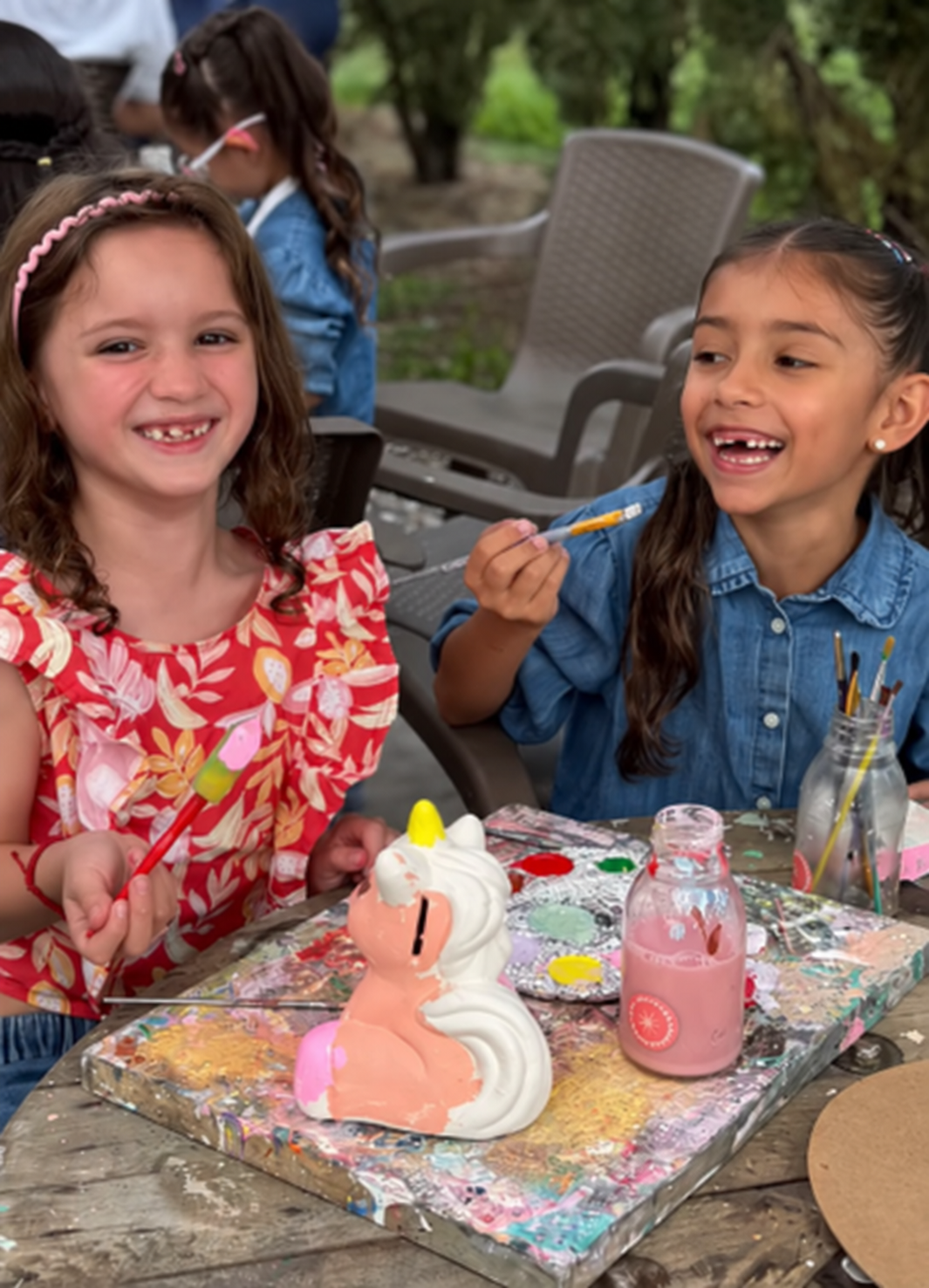 Niñas pintando un unicornio de cerámica