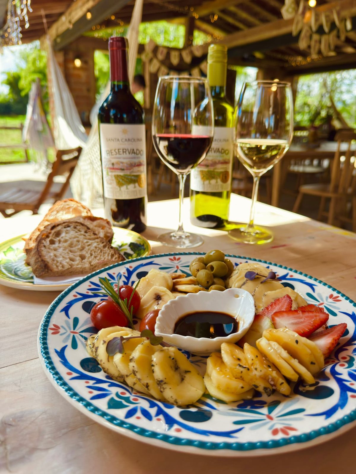 Tabla de quesos y vinos en la terraza