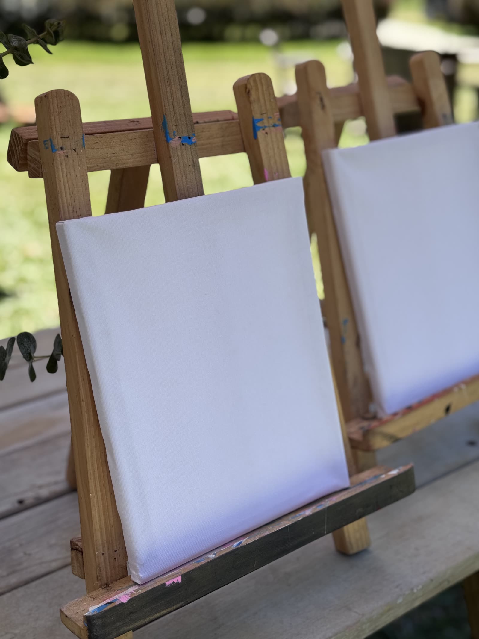 Estación de pintura con pinceles y colores